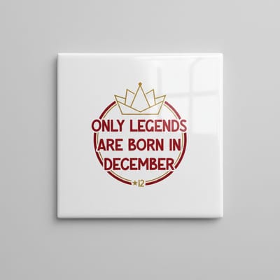 “Only Legends Are Born in December” Verjaardagstegel 15×15 cm – Premium Keramisch Cadeau met Kroon Design