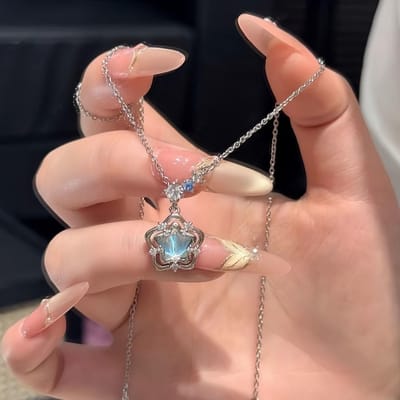 Collier de mode pour femmes, design de niche de luxe léger, chaîne de clavicule, cadeau de Saint-Valentin pour petite amie brown