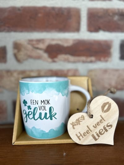 Creaties van hier – Mok vol geluk met houten hartje – porselein – 9 cm – cadeau