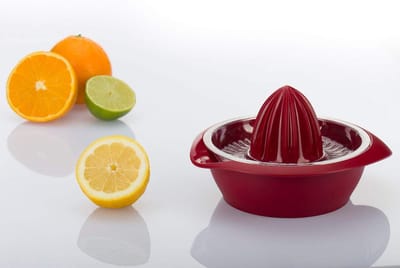 Famanu – Kunststof citruspers met opvangbak diameter: 18,7 cm,– 0,5 liter inhoud – antislip bodem – rood