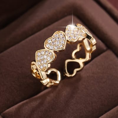 Sjika - Goudkleurige Hartjes Ring – Verstelbaar – Zirkonia Kristallen – Dames Sieraad – Luxe & Elegant - Cadeau voor haar