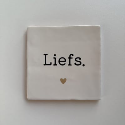 Liefs. (Wit tegeltje) - Spreuktegel - Tegeltje met tekst - Tegeltje met spreuk - Cadeautje - Origineel cadeau