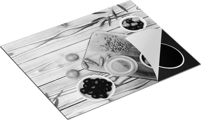 Chefcare Inductie Beschermer Olijven met Kruiden op een Houten Tafel - Zwart Wit - 65x50 cm - Afdekplaat Inductie - Kookplaat Beschermer - Inductie Mat