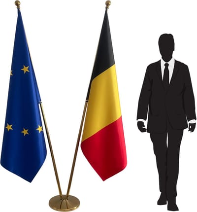 Belgische en Europese vlag met standaard RVS – goudkleurige afwerking – dubbele vlaggenstandaard – zware voet Ø 360 mm (3 kg) – telescopische masten tot 2,5 m – 2x 100x150 cm dubbelzijdig bedrukt – premium set