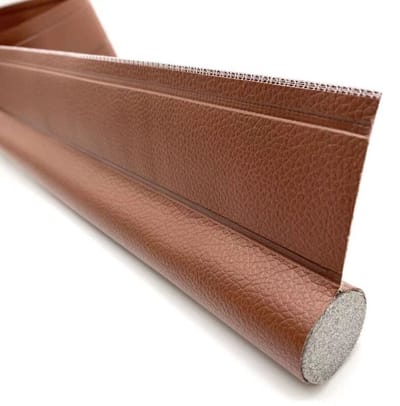 Twee bruine afdichtingsstrips voor de onderkant van de deur, geluidsisolatiemateriaal, afdichtingsstrip voor de kier tussen de voorruit en de deur, warmte-isolatiemateriaal, stof- en insectenwerende strips.
