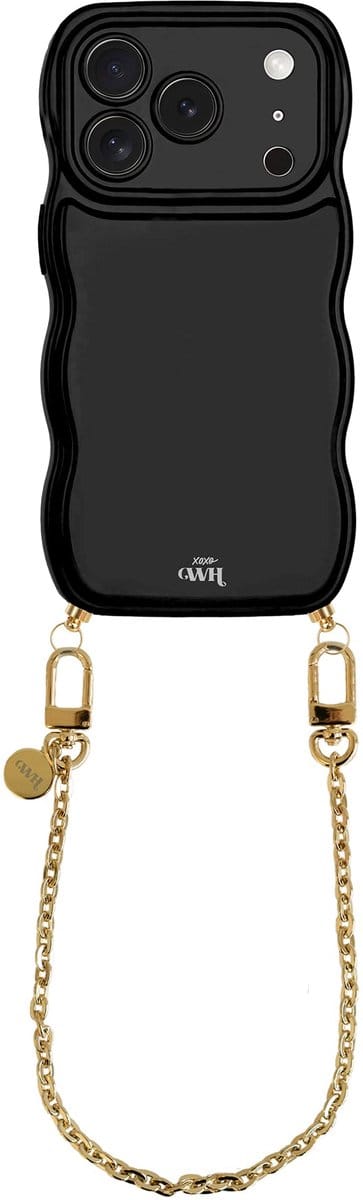 xoxo Wildhearts Glossy Wavy Cord Case Zwart - Geschikt voor iPhone 17 Pro Max - Dreamy - Kort koord - Glimmend telefoonhoesje met golven - Hoesje met koord - Gouden ketting - kort telefoonkoord - Zwart hoesje - Korte variant koord