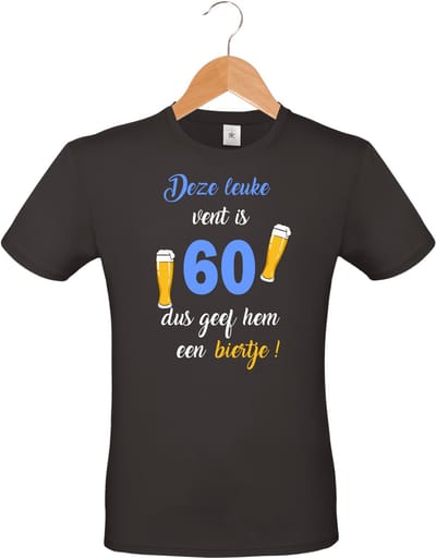 mijncadeautje - T-shirt unisex - zwart - verjaardag - feestje - cadeautje - Deze leuke vent is 60, dus geef hem een biertje - maat S