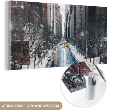 MuchoWow® Glasschilderij 120x60 cm - Schilderij acrylglas - New York - Sneeuw - Manhattan - Winter - Straat - Foto op glas - Schilderijen