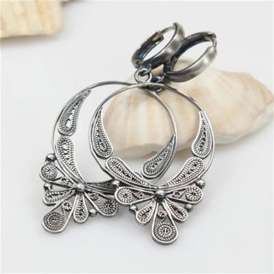 Eenvoudige Mode Koperkleur Metaal Snijwerk Libelle Oorbellen Klassiek Vintage Circulaire Geometrie Holle Hangende Oorbellen voor Vrouwen gray