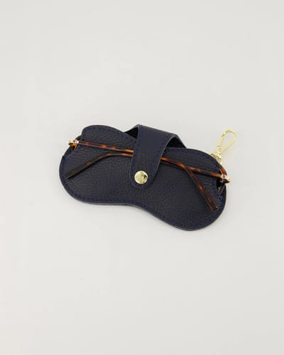 Brillenkoker- donkerblauw-leer- makkelijk voor aan je tas /broek enz. Moederdag