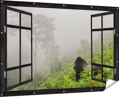 Gards Tuinposter Doorkijk Gorilla in het Woud tijdens de Mist - 180x120 cm - Tuindoek - Tuindecoratie - Wanddecoratie buiten - Tuinschilderij