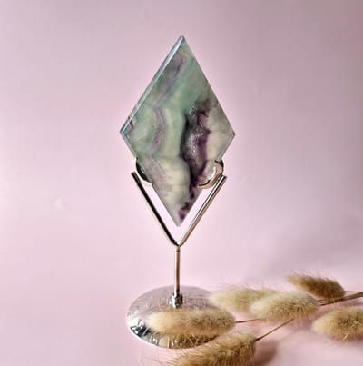 Edelsteen Rainbow Fluoriet Ruit op Standaard #2. 159gram – Helderheid, F)ocus & Spirituele Flow