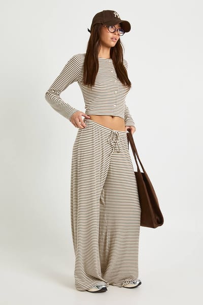 boohoo Dames Gestreepte mid-rise broek met wijde pijp | Steen | Maat: 34