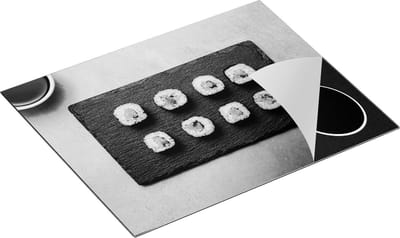 Chefcare Inductie Beschermer Sushi Rolls op een Grijze Achtergrond - Zwart Wit - 65x50 cm - Afdekplaat Inductie - Kookplaat Beschermer - Inductie Mat