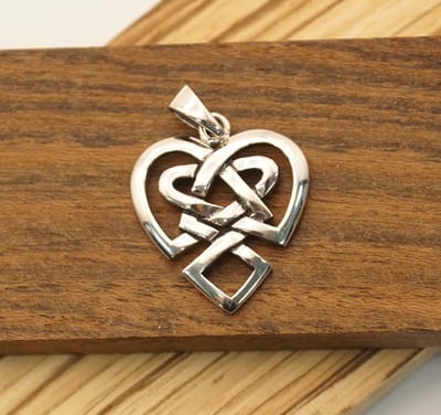 Sterling zilveren hanger hartje met oneindige knoop - eeuwige knoop hartje hangertje van 925 zilver - zilver hart hanger - bedel voor ketting hartje met knoop - liefdes hangers - zilveren hangers cadeau tip - sterling zilveren hanger voor geliefde