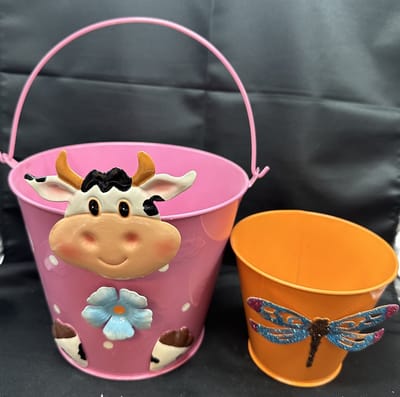 Metalen deco (tuin) emmers "koe en vlinder" - Set van 2 stuks - roze + oranje - hoogte 24x20x13 cm / 10x12x8 cm - Woonaccesoires - Tuinaccessoires