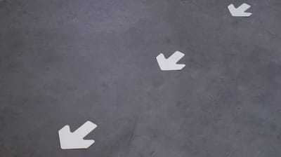 Pijl Rood 90 x 130 mm - vloersticker met vlakke toplaag