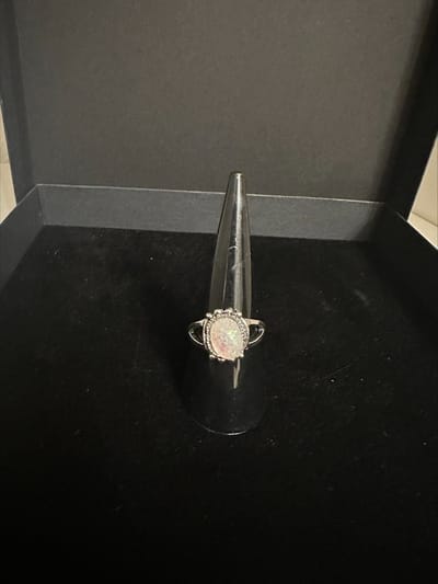 ring met witte ronde steen | Make up | Parfum | Moederdag | Verjaardagscadeau| Cadeautje| Valentijnsdag| Kado | sieraden | vaderdag | oorbellen | oorsieraden