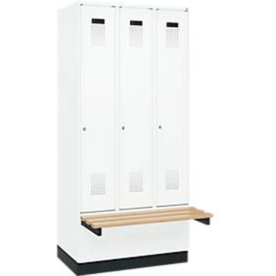C+P Evolo Plus garderobekast, 3 vakken van elk 300 mm breed, sokkel, zwevende bank, B 900 x D 815 x H 1950 mm, cilinder, verkeerswit/verkeerswit