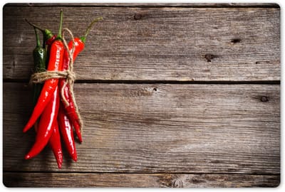 Placemats 45x30 cm - Placemat kunststof - 1 stuk - Peper - Hout - Specerijen - Kruiden - Rood - Borden onderleggers - Decoratie voor op tafel - Keuken tafeldecoratie accessoires - Vinyl onderlegger - Tafelversiering