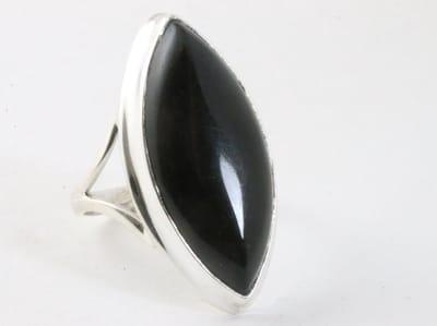 Langwerpige hoogglans zilveren ring met onyx - maat 20