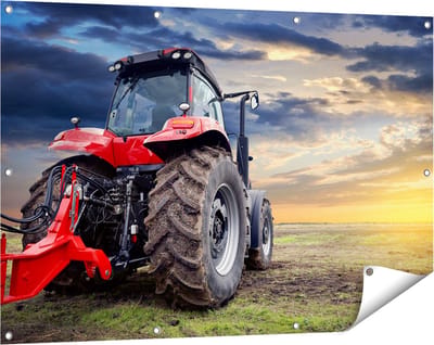 Gards Tuinposter Rode Tractor bij Zonsondergang - Trekker - 120x80 cm - Tuindoek - Tuindecoratie - Wanddecoratie buiten - Tuinschilderij