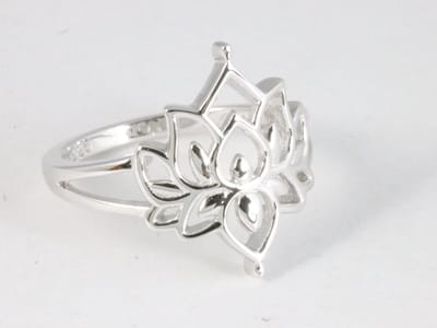 Opengewerkte zilveren lotus bloem ring - maat 15.5
