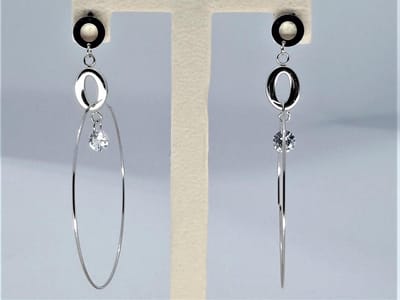 Oor stekkers chirurgisch staal open rond en ovaal en onder een grote slavenring met 5mm kristal in midden.