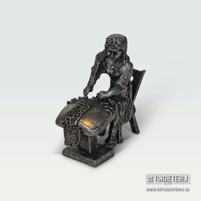 Tinnen Kanteklosser Beeldje – Handgemaakt Miniatuur Ambacht – Historisch Beroepenbeeld – Uniek Cadeau & Decoratie