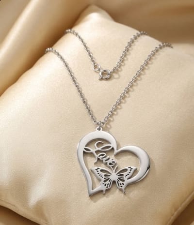 Ketting met een hartvormige hanger met een vlinder en love - Liefde - Kado - Cadeau -