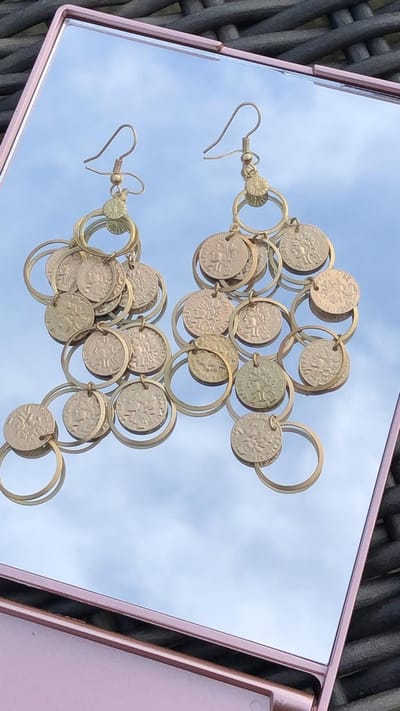 Oorbellen goudkleurig met muntjes | Oorbellen | Muntjes