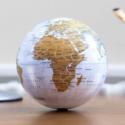 Luckies Wereldbol - Draaiend globe van kunststof - 14 cm diameter