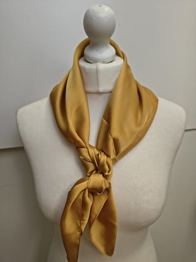 Vierkante dames sjaal Hildegard-effen oker geel-uni-neksjaal-halssjaal-70x70