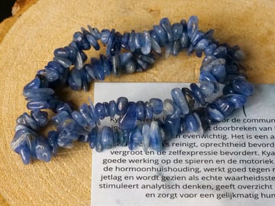 Kyaniet armband met split steentjes - Chip armband - edelstenen - Perfect cadeau voor vrouwen - Inclusief uitleg - Spiritueel - Kyanite - Zelf expressie - Communicatie - Innerlijke rust - Rust - Intuïtie - 100% NATUURLIJK