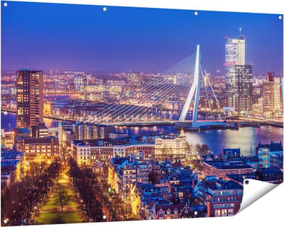 Gards Tuinposter Rotterdamse Skyline met de Erasmusbrug - 150x100 cm - Tuindoek - Tuindecoratie - Wanddecoratie buiten - Tuinschilderij