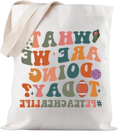Allecto Plus - Ruime Winkeltas voor Lichamelijke Opvoeding - PE Docent Cadeau - PE Instructeur Tas met Print - Sporttas met Tekst - Wat doen we vandaag? - PE Leraar Tas - Shoptas voor PE Docent - Grappige PE Tas met tekst