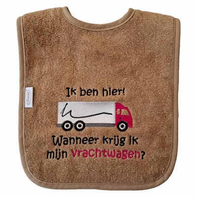 Bruine (sand) slab met "Ik ben hier! Wanneer krijg ik mijn vrachtwagen?" - Roze vrachtwagen - lief, kraamcadeautje, cadeau, babyshower, roze, chauffeur, truck, trucker, slabber, bavet