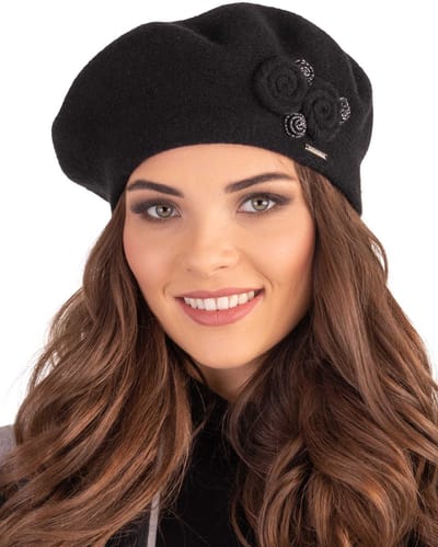 Vivisence Dames Winter Baret - 80 Procent Wol Met Polyamide Mix Zacht Breisel Met Voorzijde Applicatie En Comfortabele Aansluitende Pasvorm - Houdt Warm En Geeft Elegante Stijl Aan Dagelijkse Outfits Met Aangenaam Draagcomfort - Zwart
