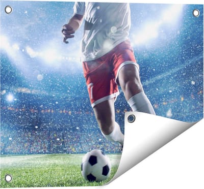 Gards Tuinposter Voetbal Speler met de Bal in een Druk Stadion - 50x40 cm - Tuindoek - Tuindecoratie - Wanddecoratie buiten - Tuinschilderij