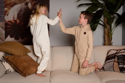 Knuffle Jogging Onesie voor Kinderen | Linda: "De allerbeste Onesie ooit gemaakt, geeft ieder kind een heerlijk ontspannen gevoel!" | Knuffle is eigentijds Nederlands merk | Handgemaakt in Portugal | Loungewear | Dit is kleur Zand - maat 134/140