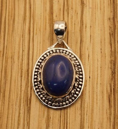Sterling zilver hanger met Lapis Lazuli / donker blauw steen in sierlijke ovaal rand - zilveren hanger met donker blauw steen - vrouwelijke hanger met natuurstenen van 925 zilver - zilveren hanger met natuursteen Lapis Lazuli