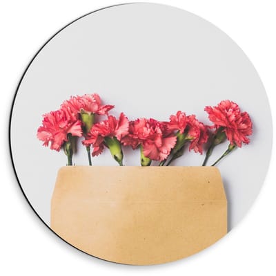 Dibond Wandcirkel - Enveloppe met Roze Bloemen - 30x30cm Foto op Aluminium Wandcirkel (met ophangsysteem)