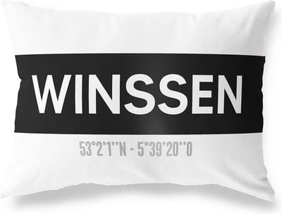 Tuinkussen WINSSEN - GELDERLAND met coördinaten - Buitenkussen - Bootkussen - Weerbestendig - Jouw Plaats - Studio216 - Modern - Zwart-Wit - 50x30cm