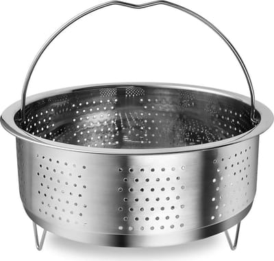 Deze roestvrijstalen stoommand met handvatten isvoor voor het stomen van groenten, eieren en pasta.