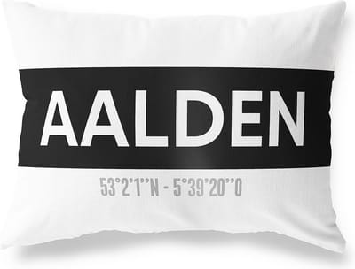 Tuinkussen AALDEN - DRENTHE met coördinaten - Buitenkussen - Bootkussen - Weerbestendig - Jouw Plaats - Studio216 - Modern - Zwart-Wit - 50x30cm