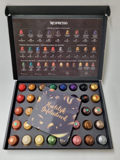 Koffie Proeverij Pakket groot 40 stuks verschillende smaken met Mystery Card 'Hartelijk Gefeliciteerd' met persoonlijke (video) boodschap | Verjaardag | Kerstpakket | Vaderdag | Moederdag | Jubileum | Valentijnsdag