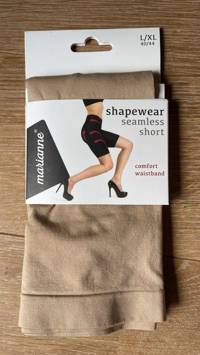 Marianne - Naadloze broekje met liftende werking - Beige - Maat 40/44