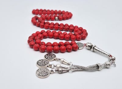 Handgemaakte tesbih "Tasbih" natuursteen "Rode howliet" - Aantal kralen 99 - Diameter kralen 8MM - met metaal tassel "Qul aeuidh biallah" - Een mooi cadeau-idee