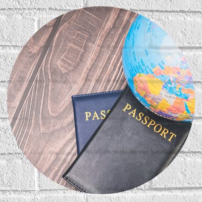 WallClassics - Muursticker Cirkel - Tafereel van Paspoorten bij Kleine Wereldbol - 40x40 cm Foto op Muursticker