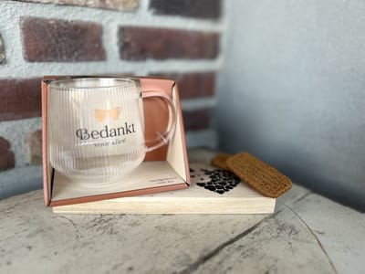Creaties van Hier - Cadeaupakket Theeglas met Plankje - Bedankt - Glas - Hout